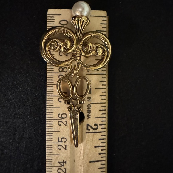 Vintage Hairstylist Gold Tone Brooch Pin with Pearl Accent and Dangle Sissors - Picture 3 of 4
